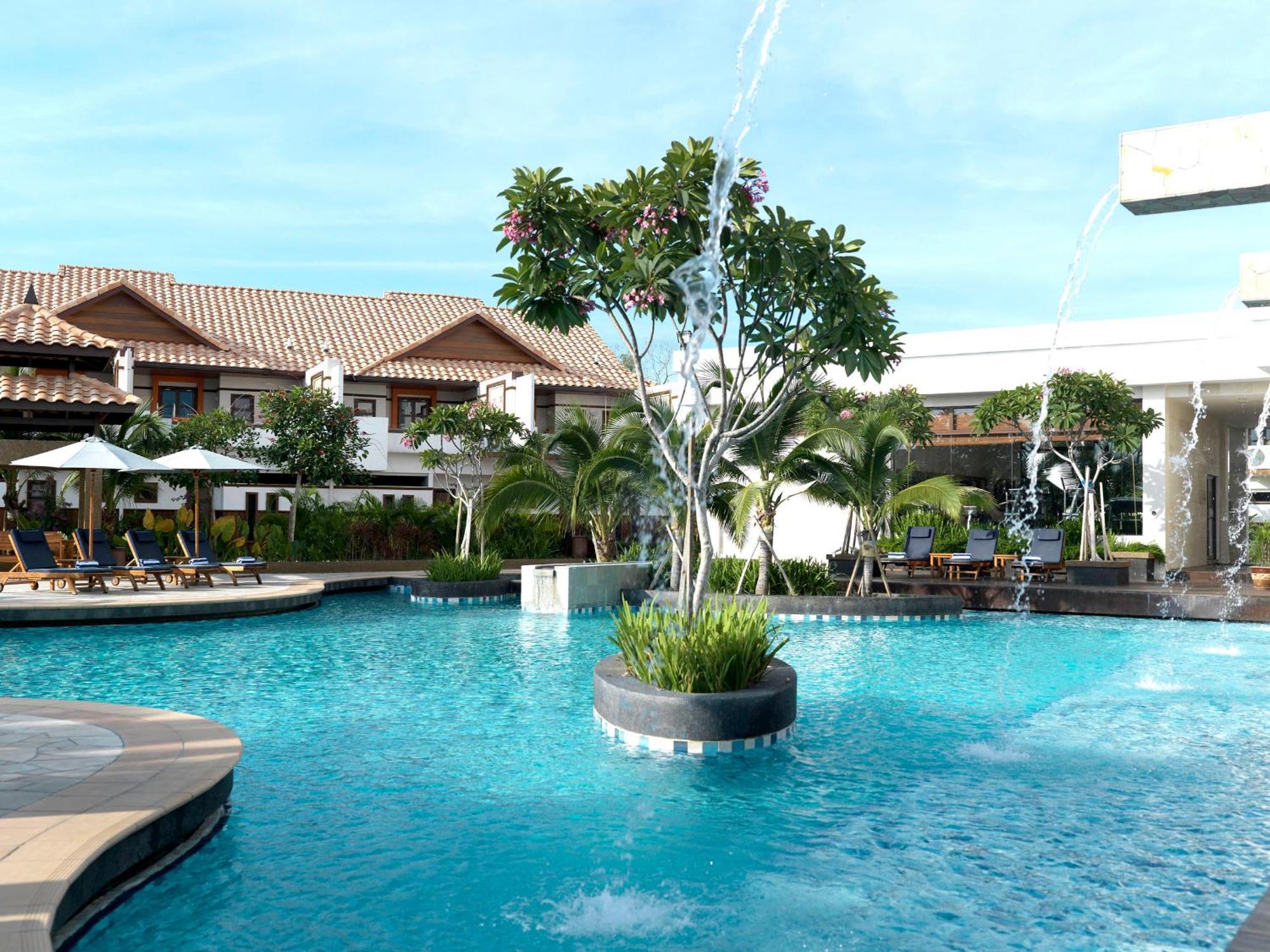 Grand Lexis Port Dickson Ξενοδοχείο Εξωτερικό φωτογραφία The pool at the hotel
