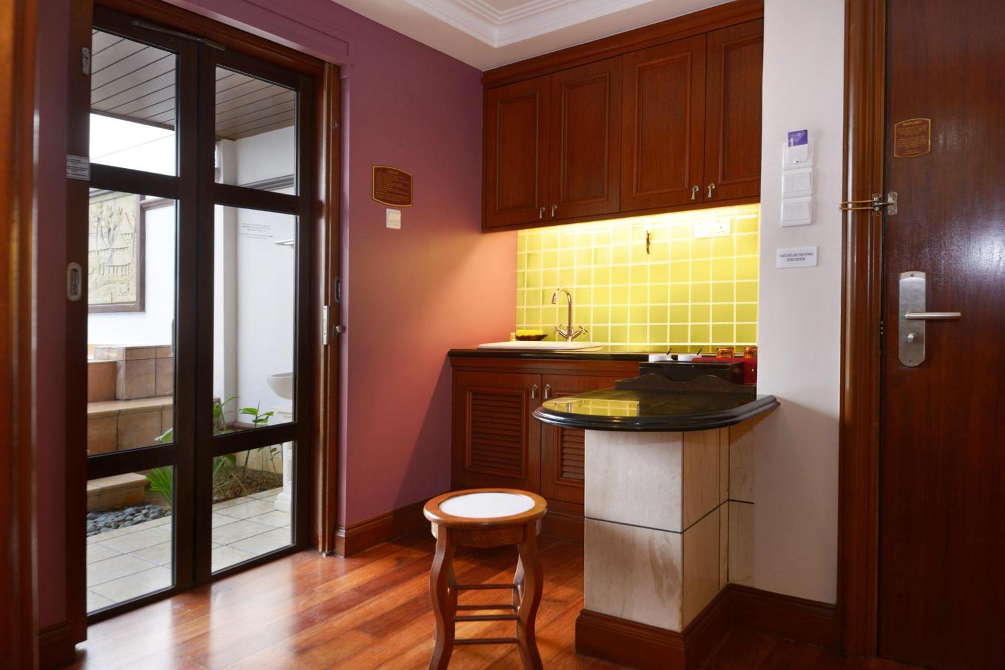 Grand Lexis Port Dickson Ξενοδοχείο Εξωτερικό φωτογραφία A small kitchen in a hotel