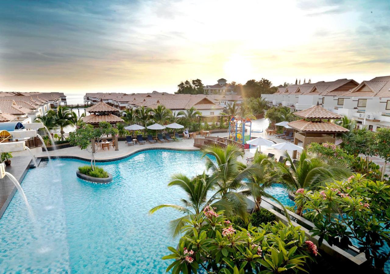 Grand Lexis Port Dickson Ξενοδοχείο Εξωτερικό φωτογραφία The pool at the Hard Rock Hotel